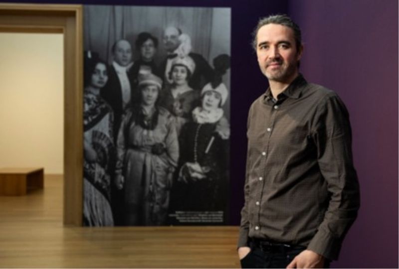 Dr. Roman Zieglgänsberger wirft einen Blick hinter die Kulissen von Ausstellungen. © KV